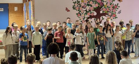 Klasse 2a und b mit "Glühwürmchennächte"