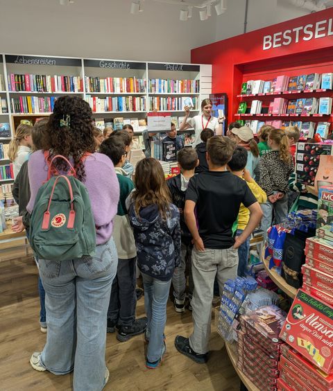 Frau Göster erklärt uns, worin sich Hardcover und Softcover unterscheiden.
