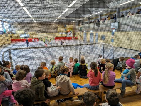 Begeisterte Zuschauer auf der Bühne und im "Rang"