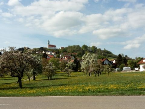 Blick auf den Bussen im Frühling