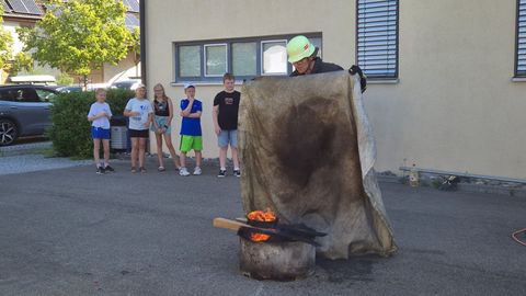 Wie man einen Fettbrand richtig löscht.