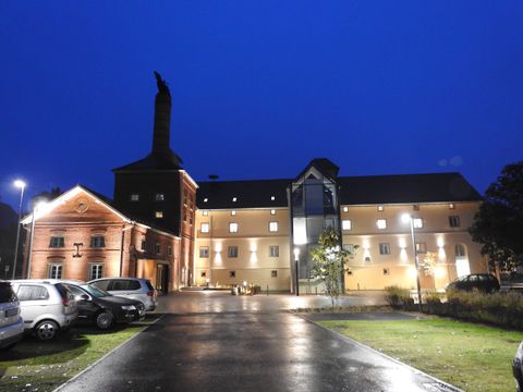 Schlosshof bei Nacht